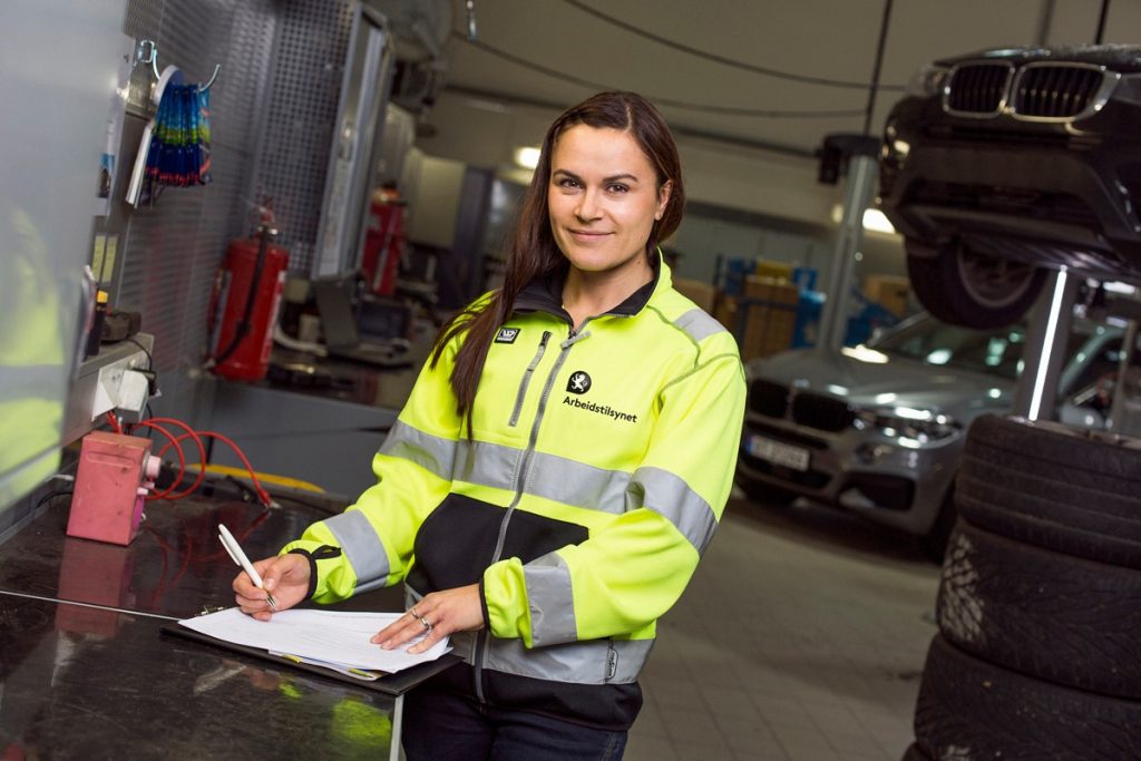 Arbeidstilsynet med tilsyn i 2020 Kvinne på kontroll fra Arbeidstilsynet